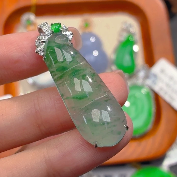 翡翠18K金镶嵌颈饰