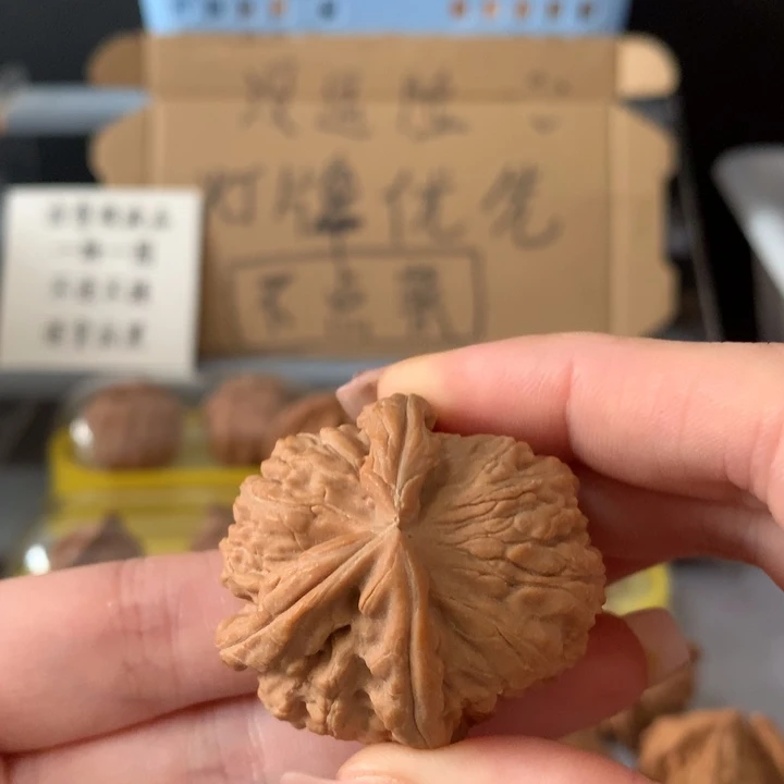 一***二吊坠文玩核桃异形单只，有瑕疵