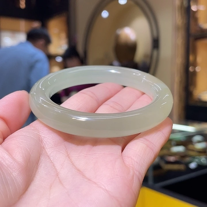 未镶嵌手镯和田玉56.8#63.66g