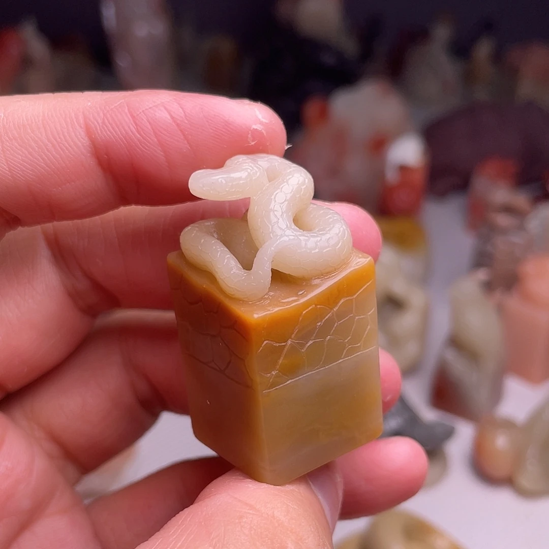 老挝石俏色小白蛇