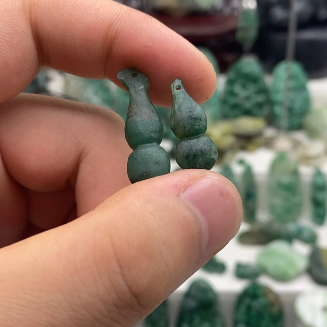 独山玉未镶嵌颈饰