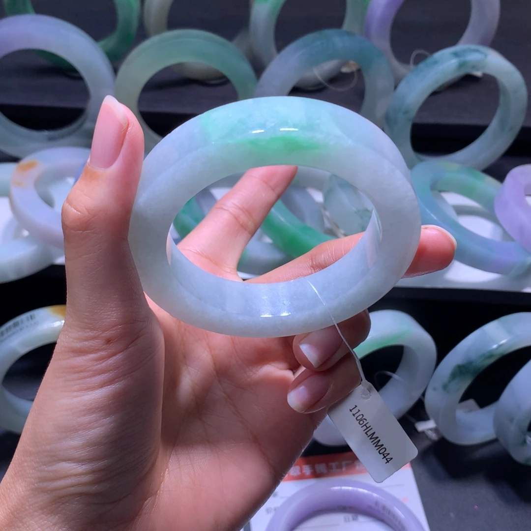 嘎***饭定制翡翠未镶嵌翡翠手镯