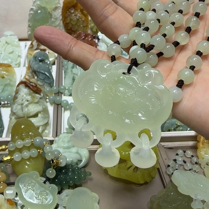 蛇纹石玉吊坠未镶嵌雪**狐