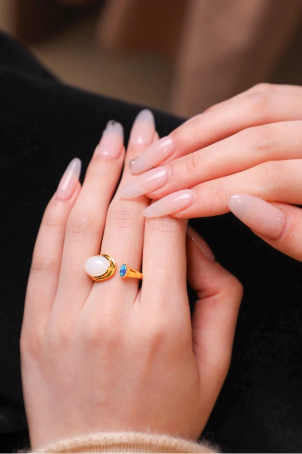 新疆和田白玉镶金戒指