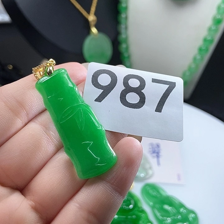 翡翠未镶嵌吊坠(赠链)