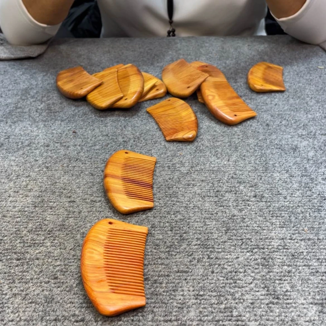 【闪购商品】柏木（崖柏）太行玉化透光料，鱼梳，奇楠薄荷香