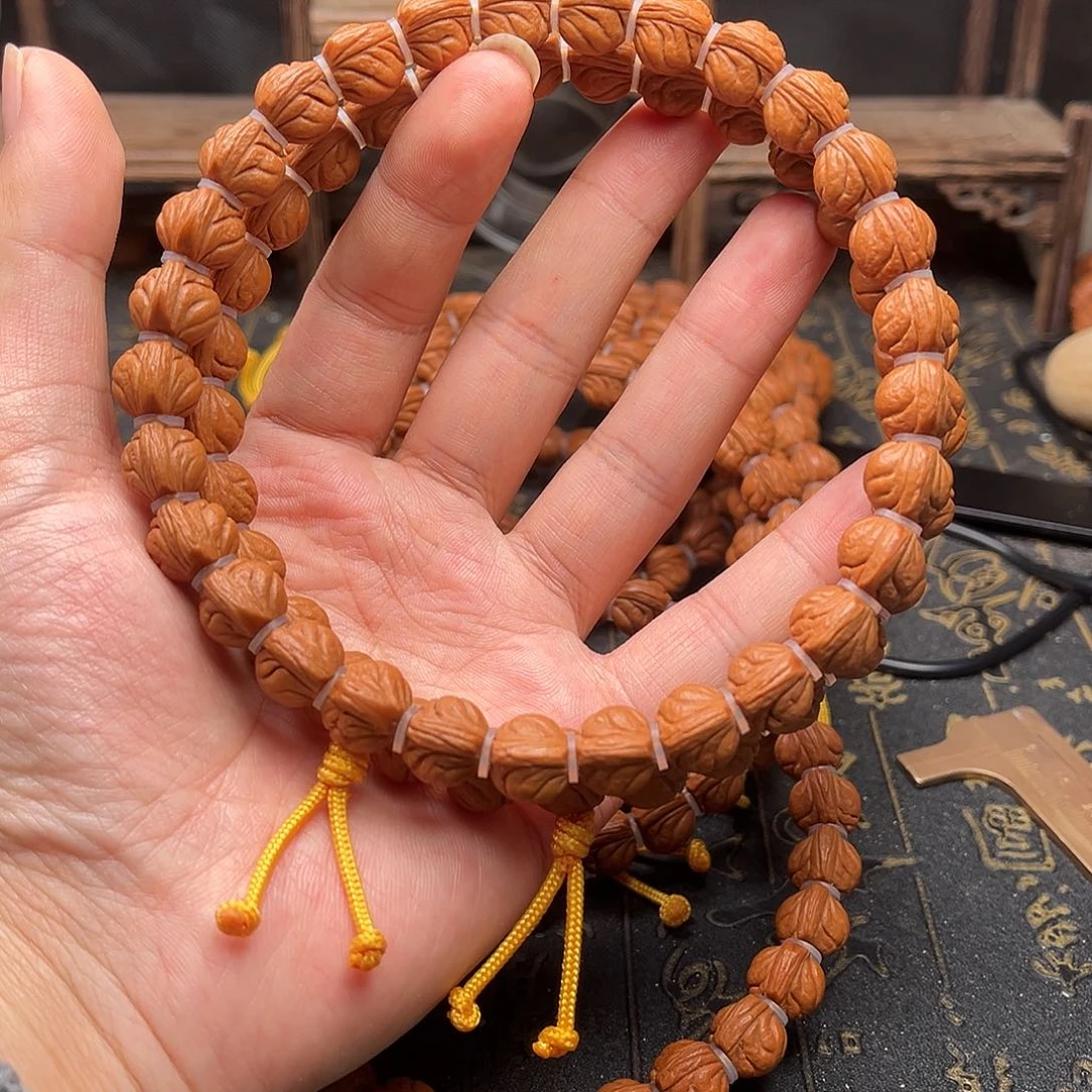 吊坠桃核玉龙手持