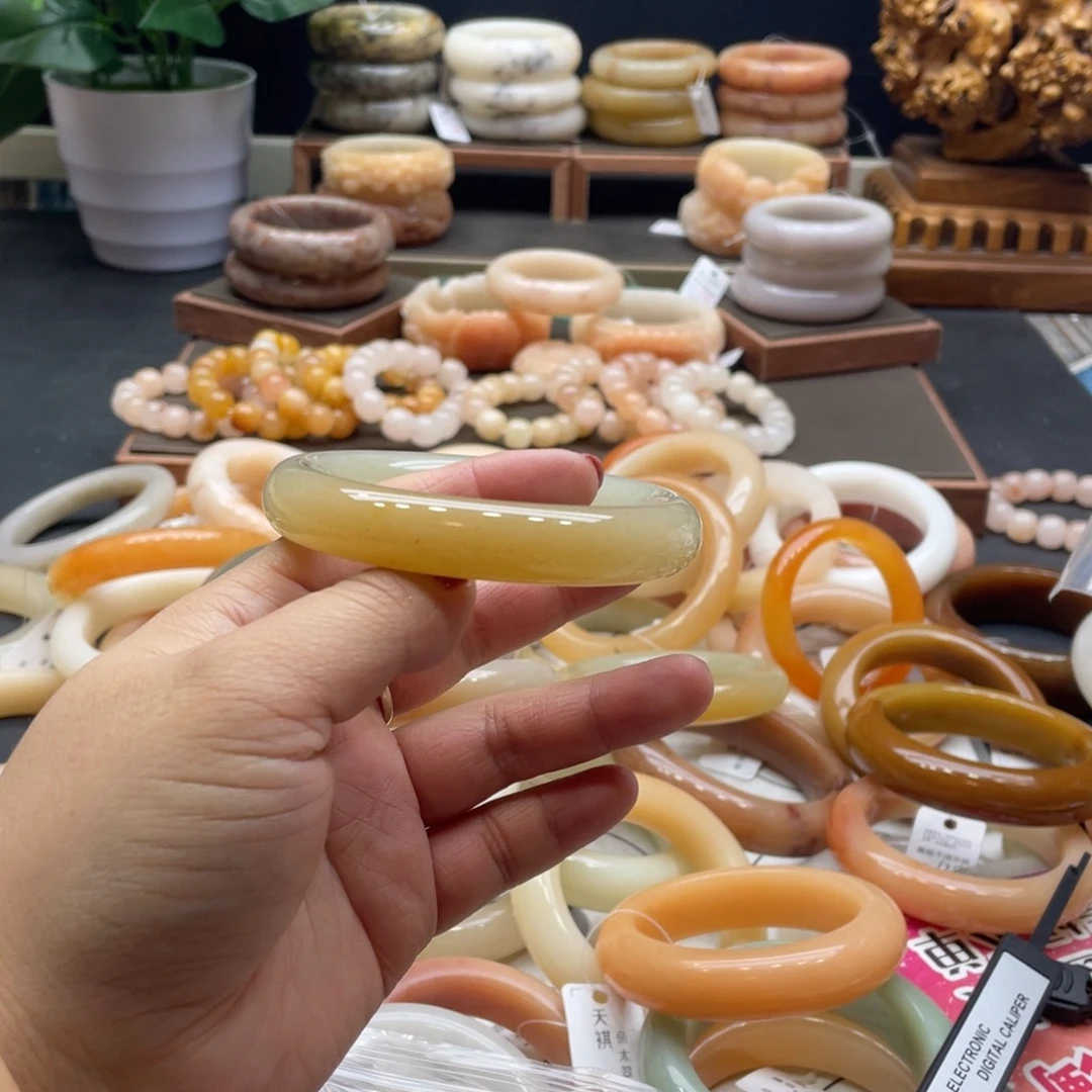 l***y石英岩玉未镶嵌手镯