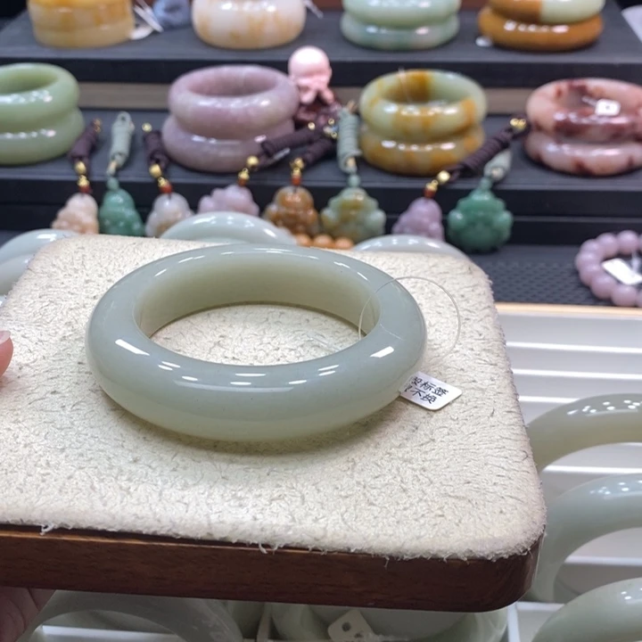 未镶嵌手镯石英岩玉