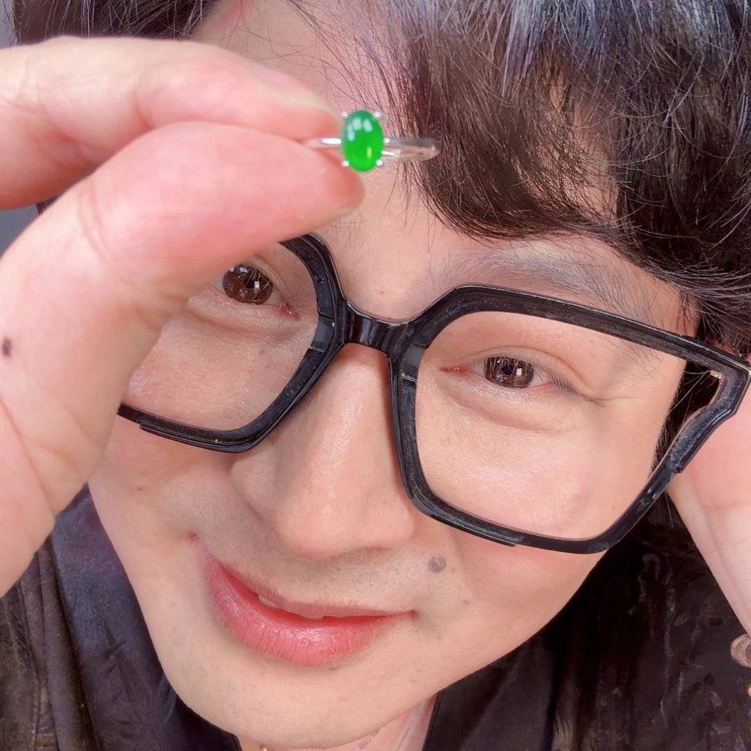 翡翠未镶嵌颈饰一件