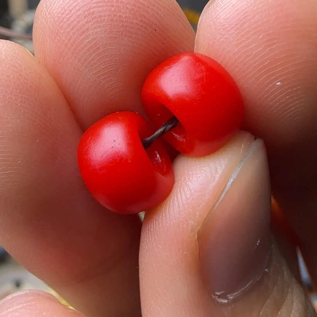 琉璃颈饰雪巴琉璃