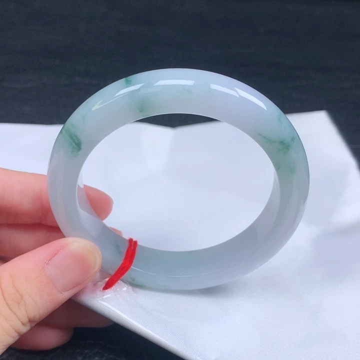 翡翠手镯未镶嵌。