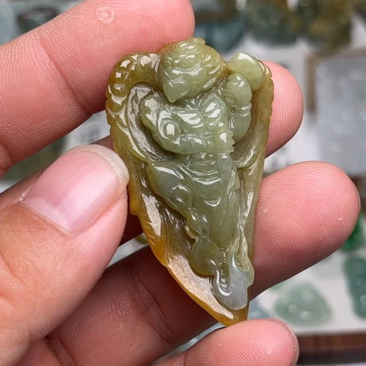 翡翠未镶嵌颈饰雷震子
