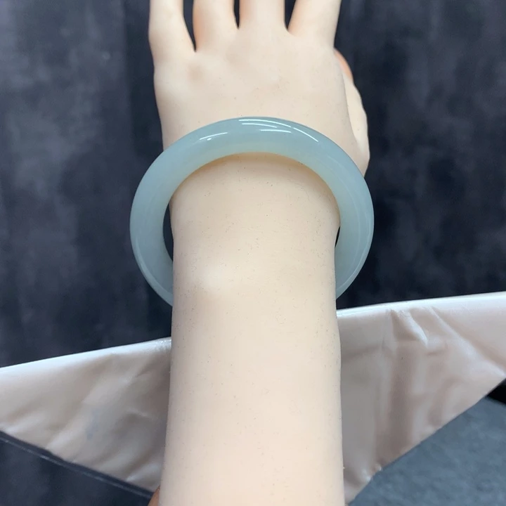 郑***熊翡翠未镶嵌手镯未镶嵌翡翠