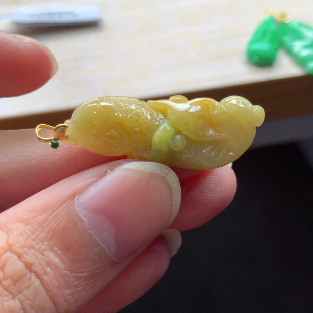 翡翠18K金镶嵌颈饰吊坠
