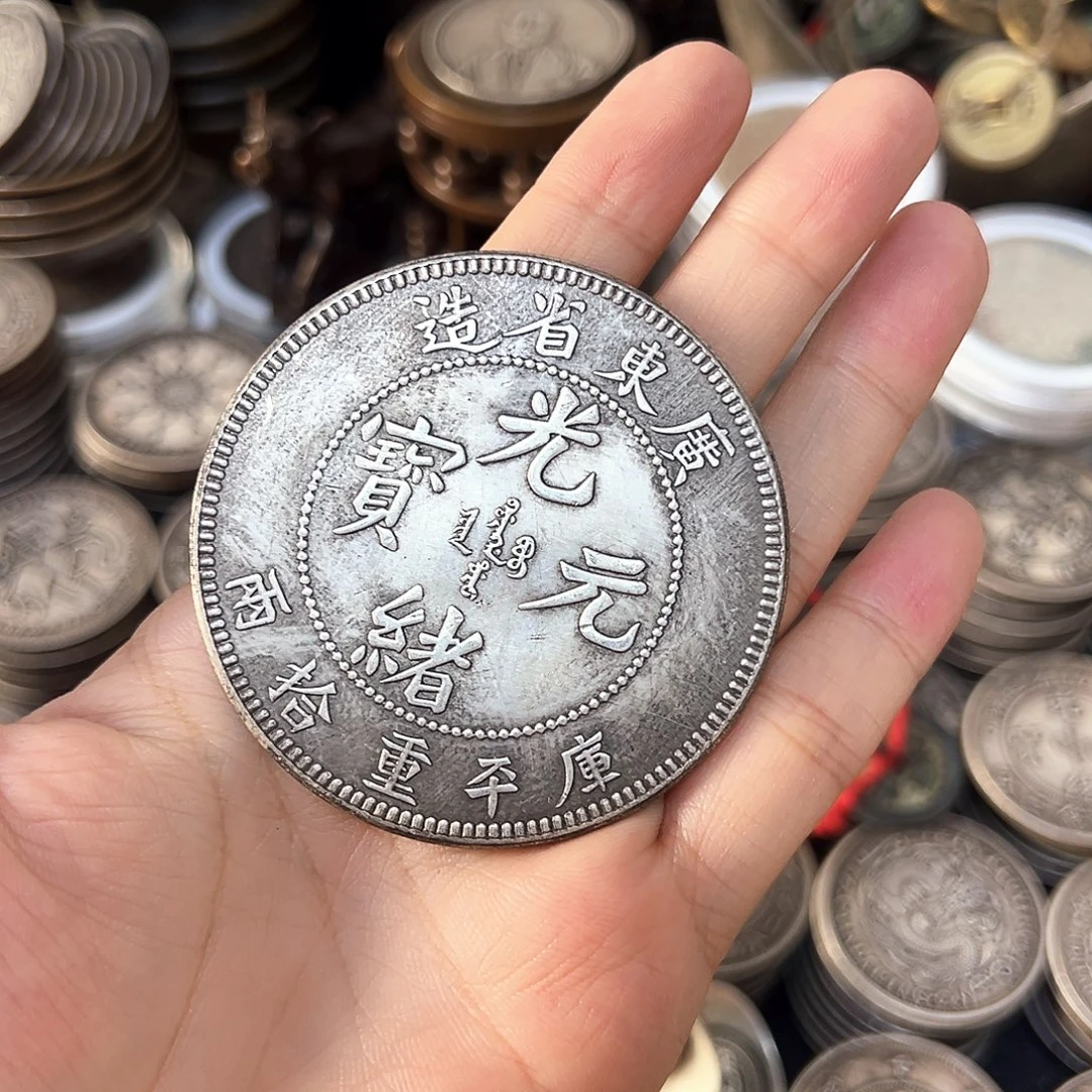 金属银元复古风格摆件