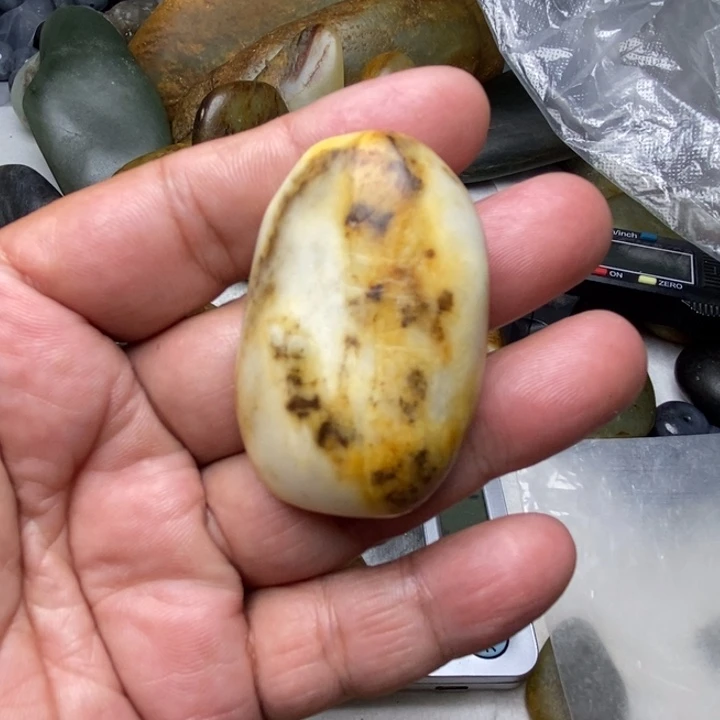 颈饰未镶嵌和田玉（糖玉）