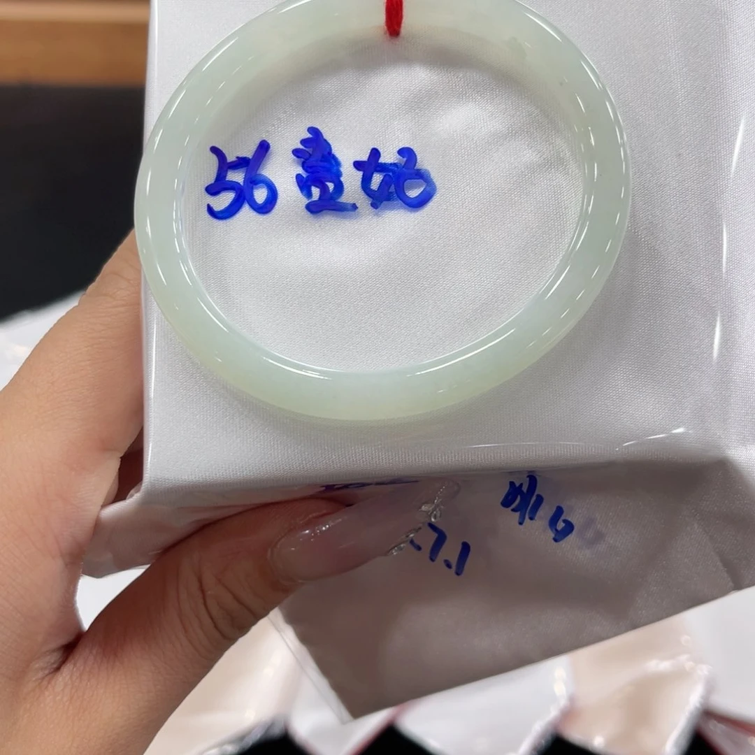 翡翠手镯未镶嵌翡翠