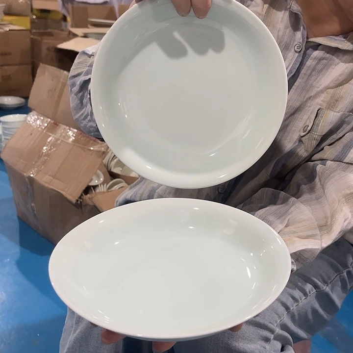 瓷片青瓷八英寸深盘两个，微瑕包邮