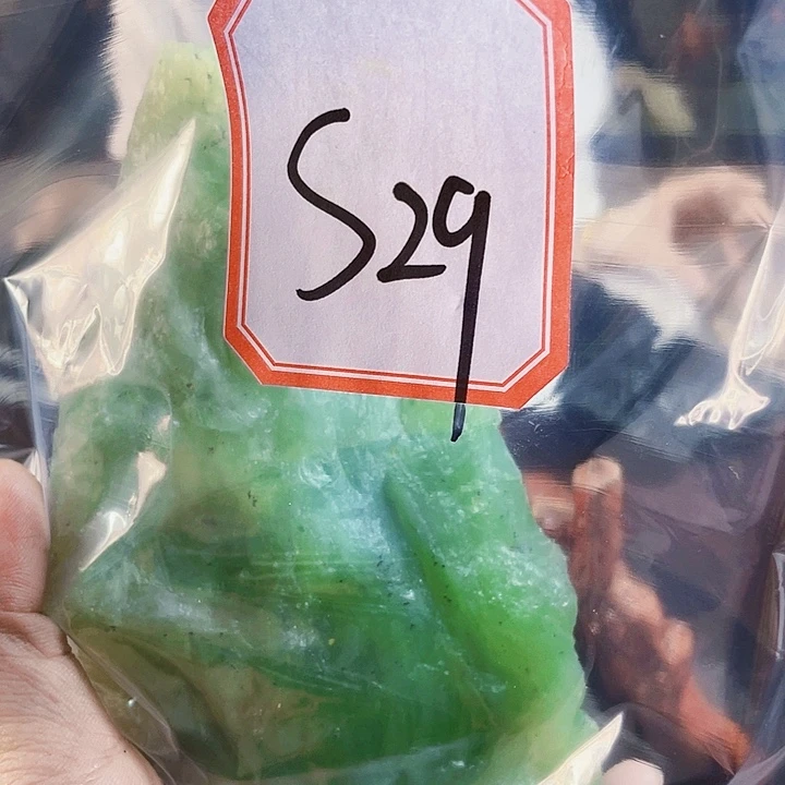 君***言未镶嵌蛇纹石玉岫玉原石