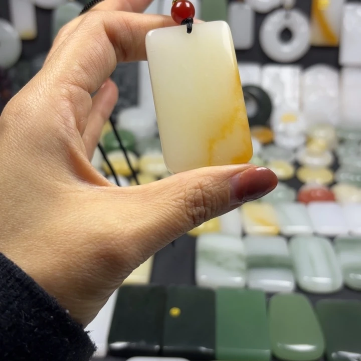 石英质玉（金丝玉）未镶嵌颈饰