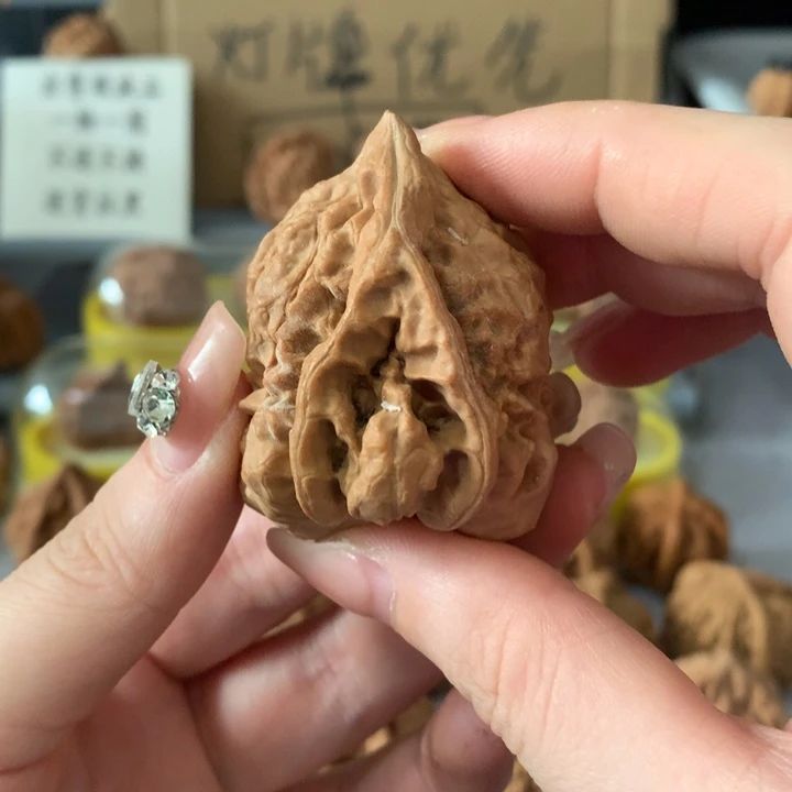 昊***宇文玩核桃吊坠异形单只，有瑕疵