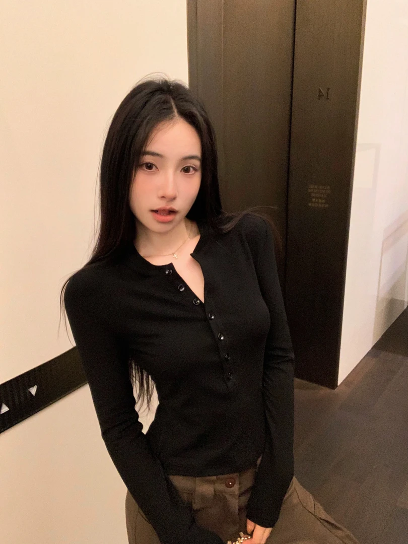长袖T恤设计感纽扣螺纹上衣秋冬纯棉修身半开领辣妹ins打底衫