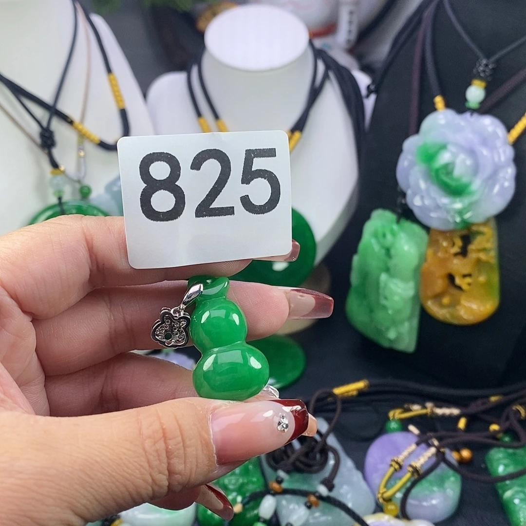 翡翠未镶嵌吊坠(赠链)