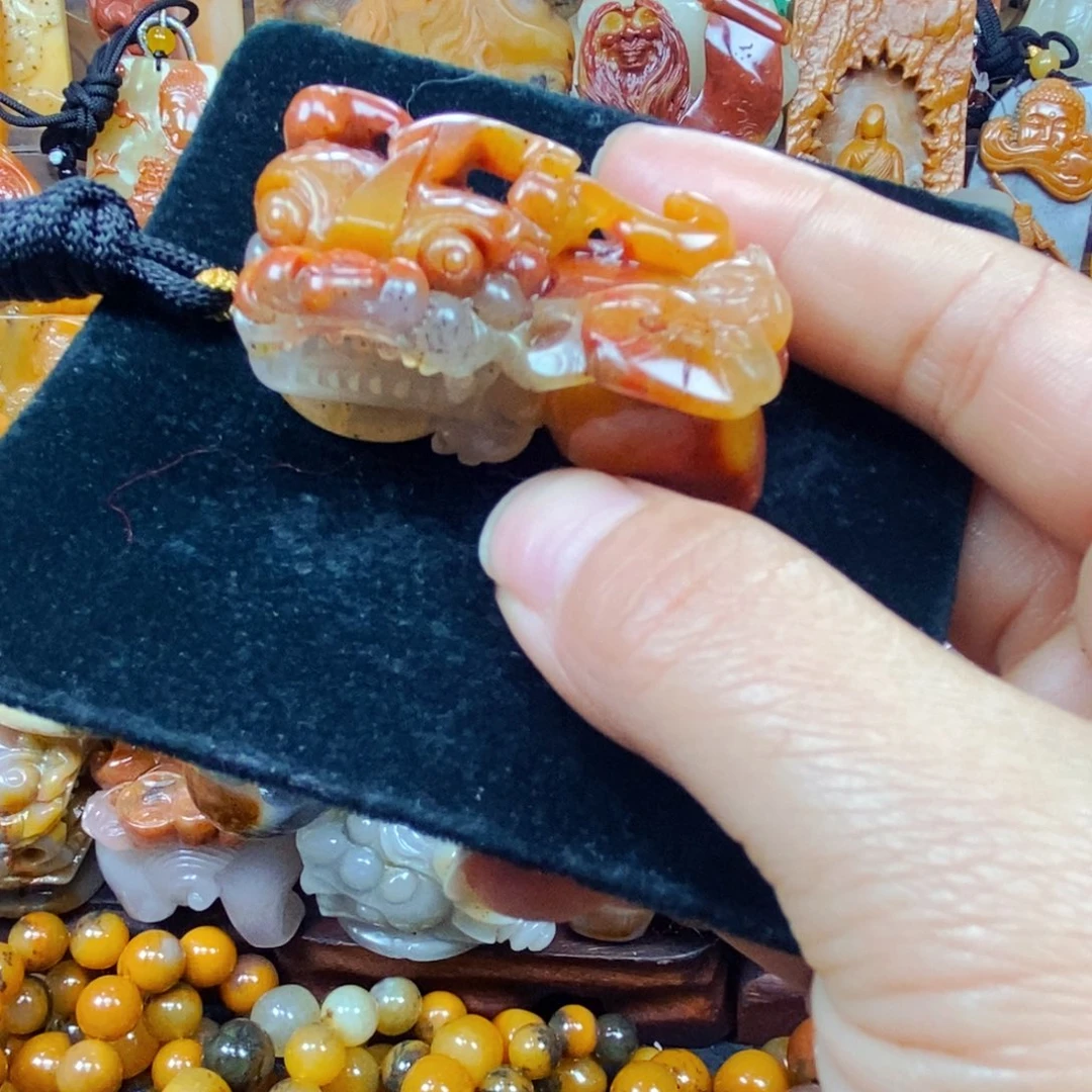 未镶嵌石英质玉（黄龙玉）颈饰