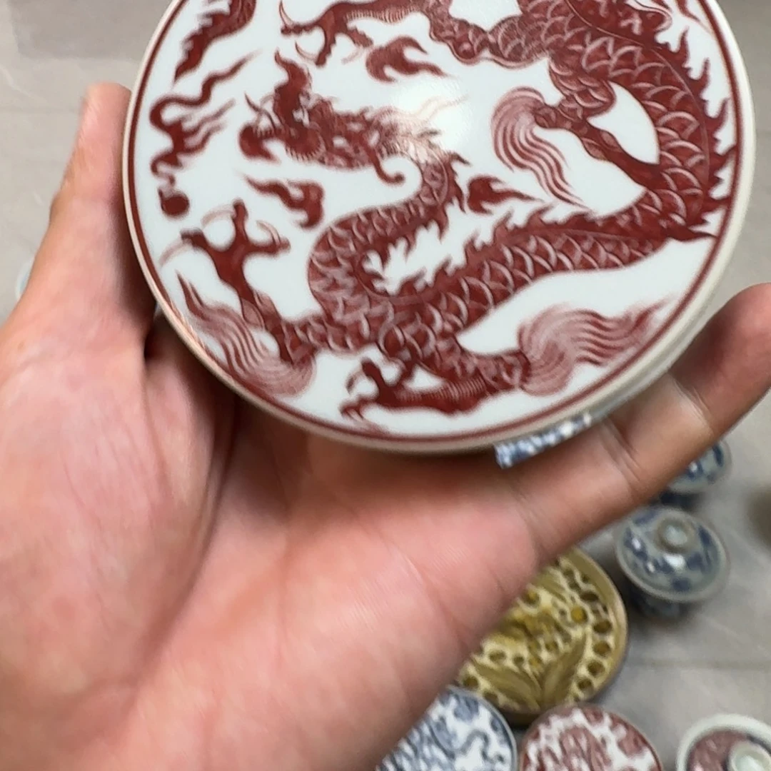 杯釉里红铠甲龙盖置