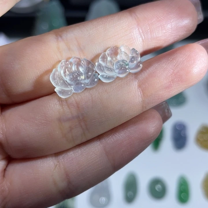 翡翠未镶嵌颈饰莲花