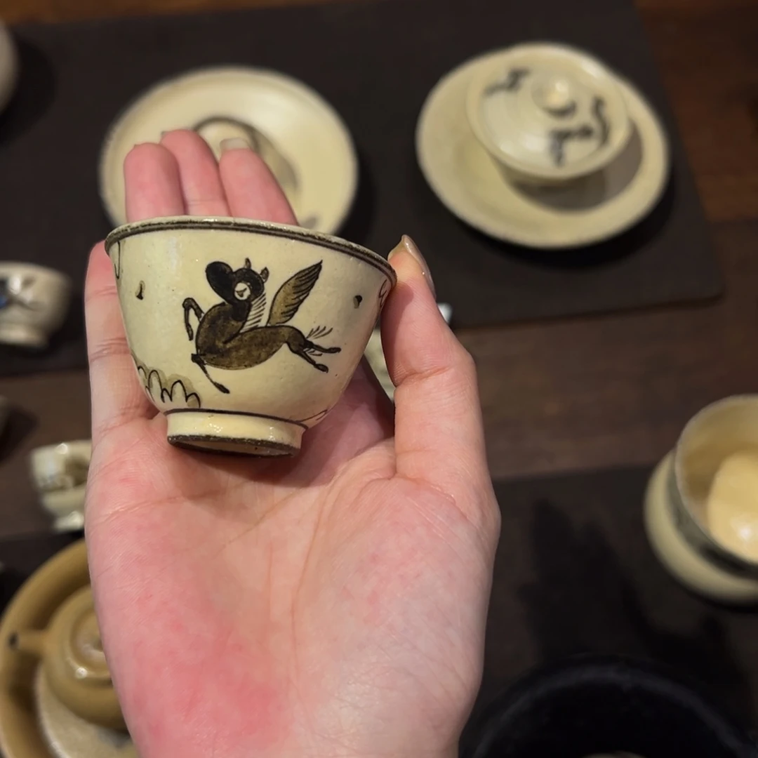 瓷片陶瓷。       陶瓷。