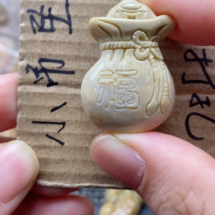 硅化珊瑚（珊瑚玉）颈饰未镶嵌