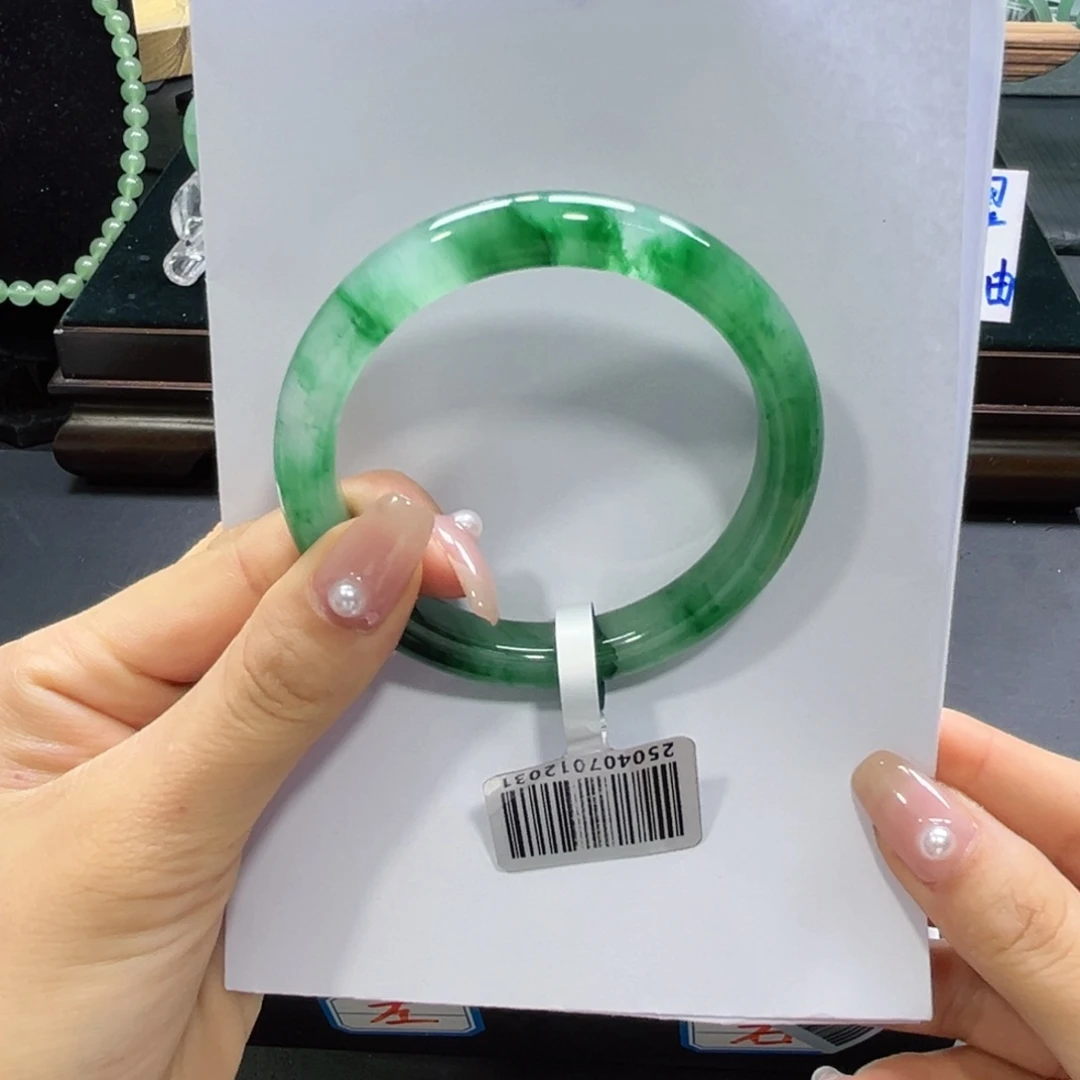 石英质玉手镯未镶嵌小***?