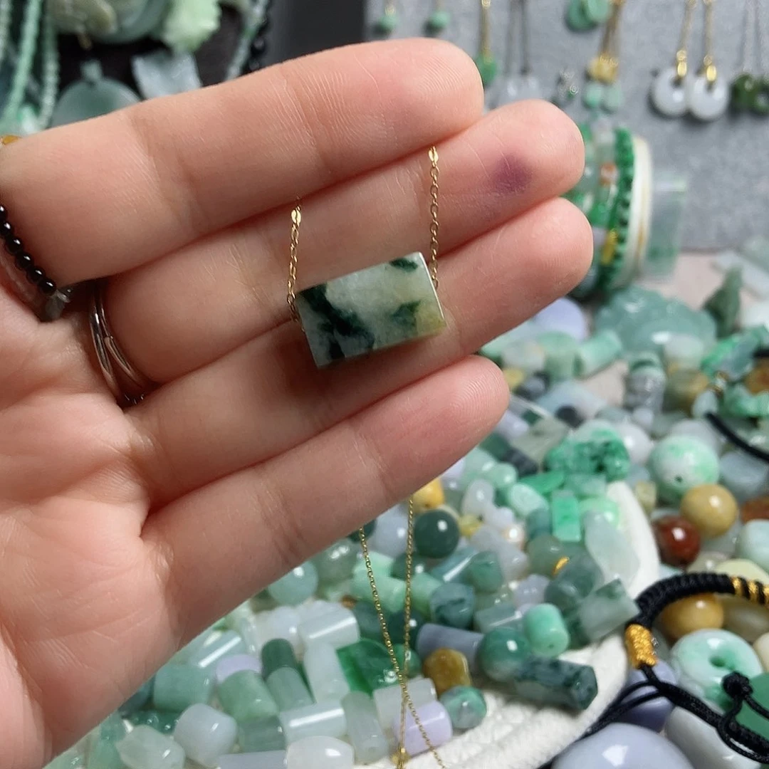 翡翠颈饰未镶嵌方块黄