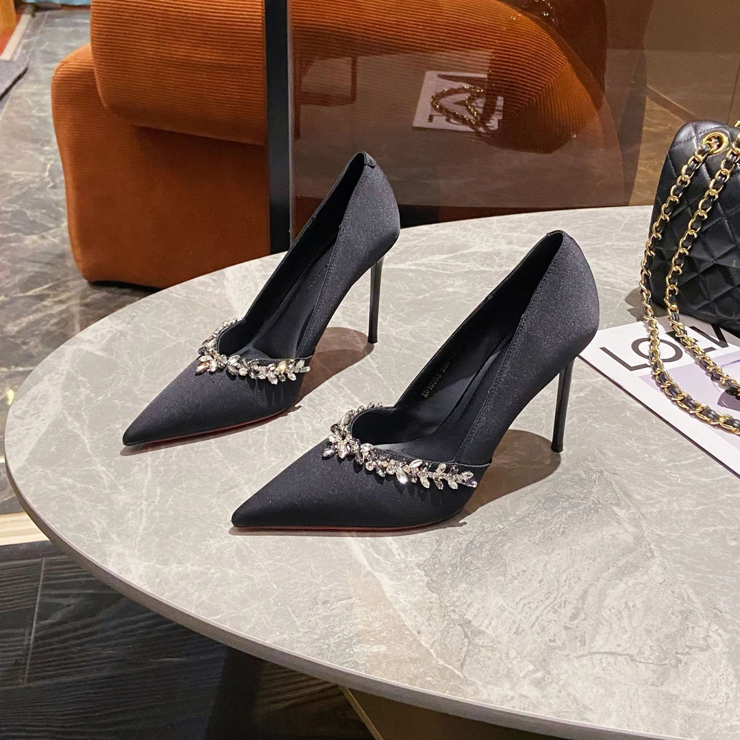 【8公分】2025早春新款欧美风轻奢水钻漆皮尖头V口细跟高跟鞋