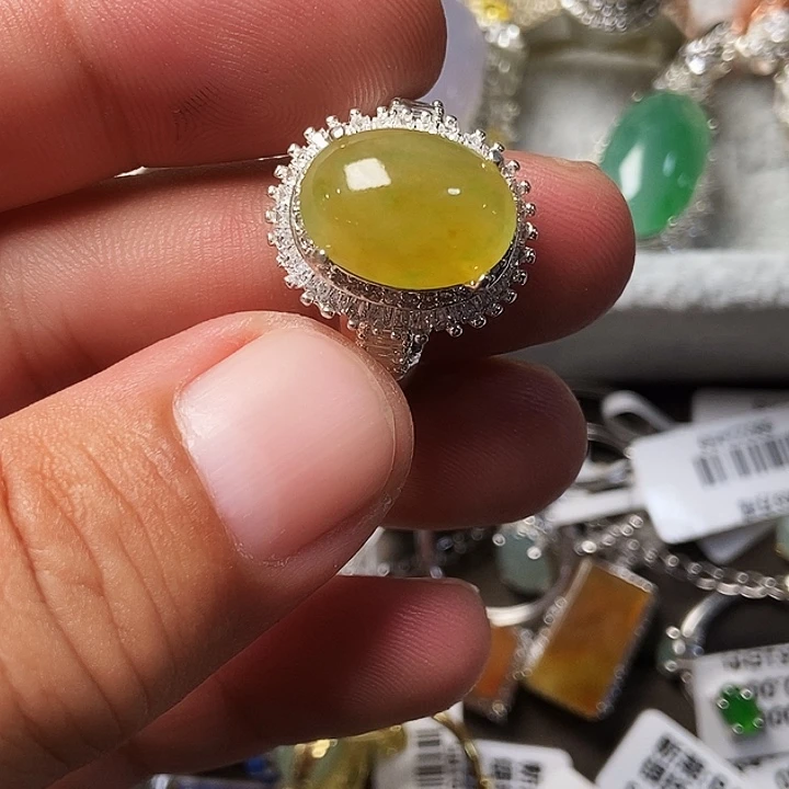 颈饰未镶嵌翡翠戒指