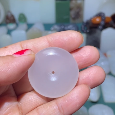 颈饰未镶嵌石英质玉