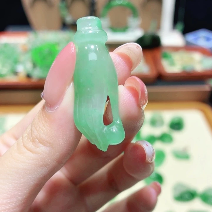 石英质玉（非洲翠）未镶嵌颈饰