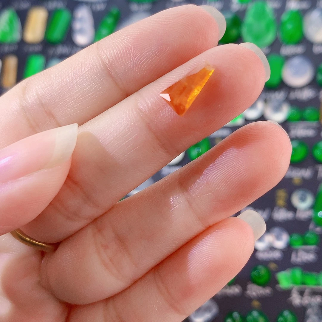 翡翠未镶嵌颈饰红切割