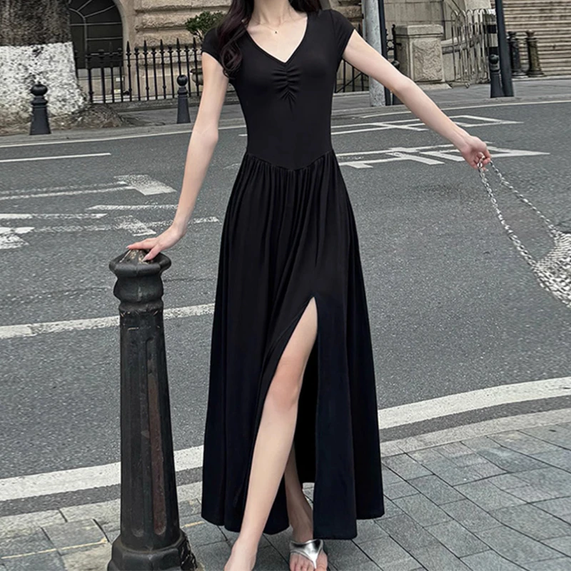 黑色短袖V领针织连衣裙女设计感小众气质修身显瘦开叉长裙小黑裙