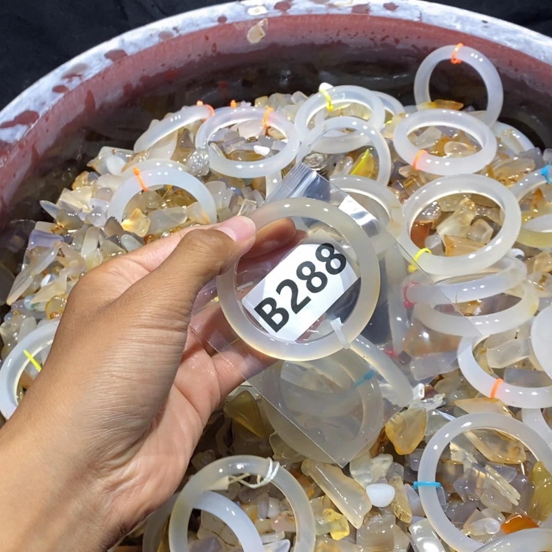 柒****玛瑙/玉髓未镶嵌手镯