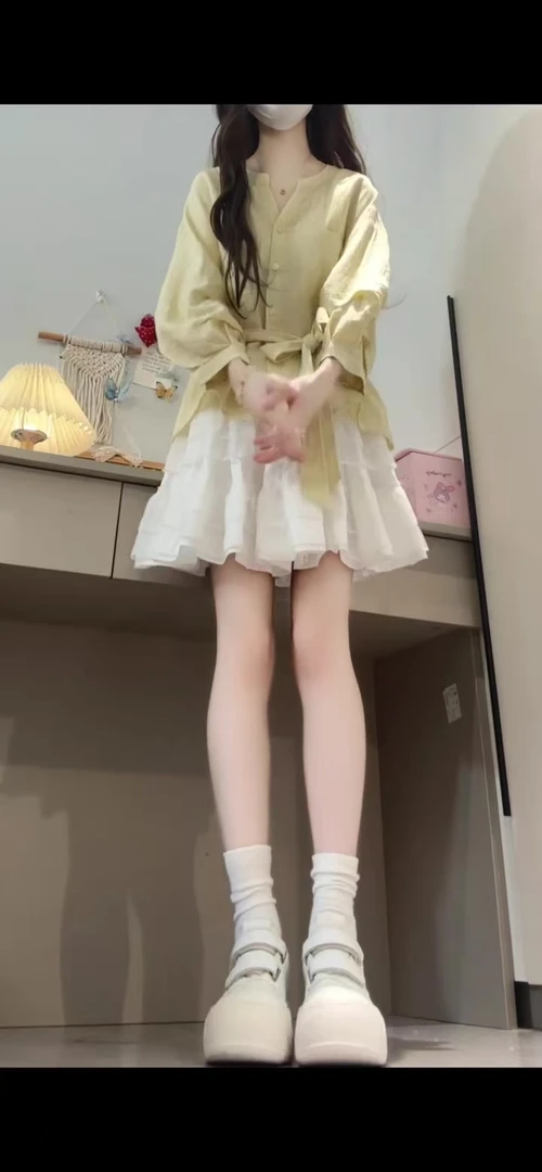 2025早秋新款法式温柔风黄色收腰衬衫上衣搭配白色裙裤两件套装女
