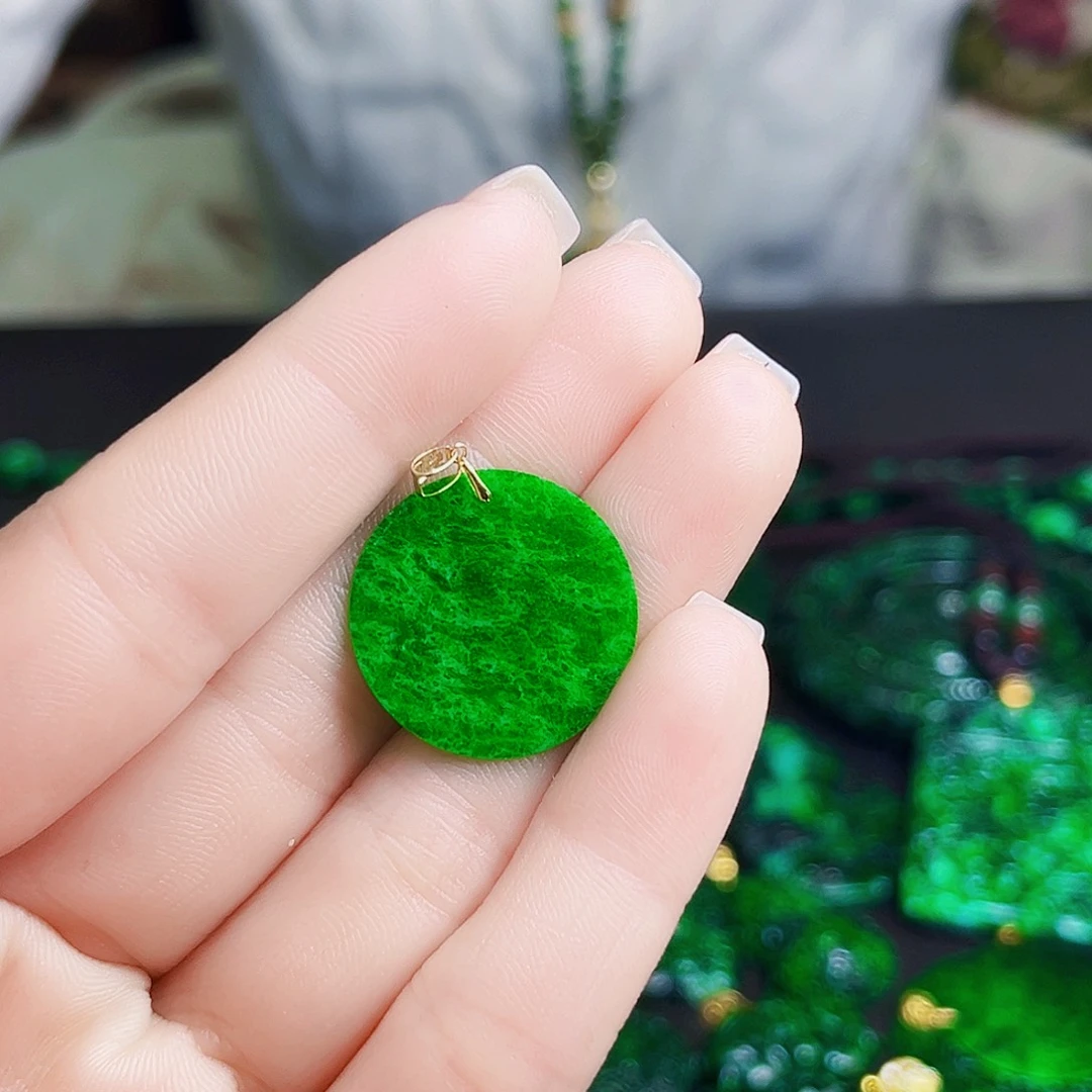 颈饰18K金镶嵌翡翠多样性