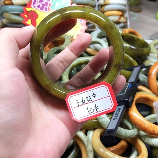 未镶嵌蛇纹石玉手镯云**中