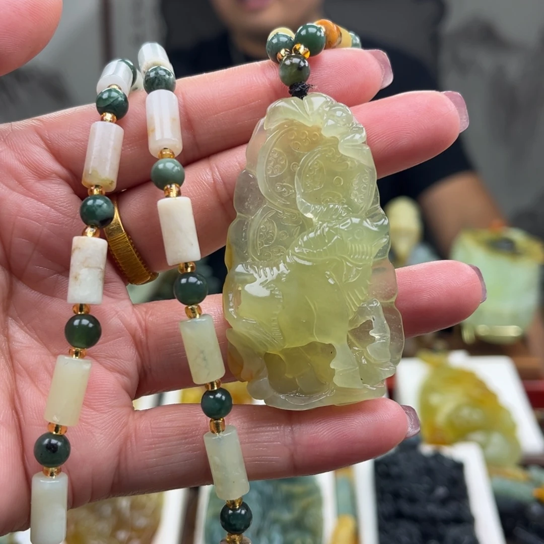 蛇纹石玉未镶嵌颈饰挂件