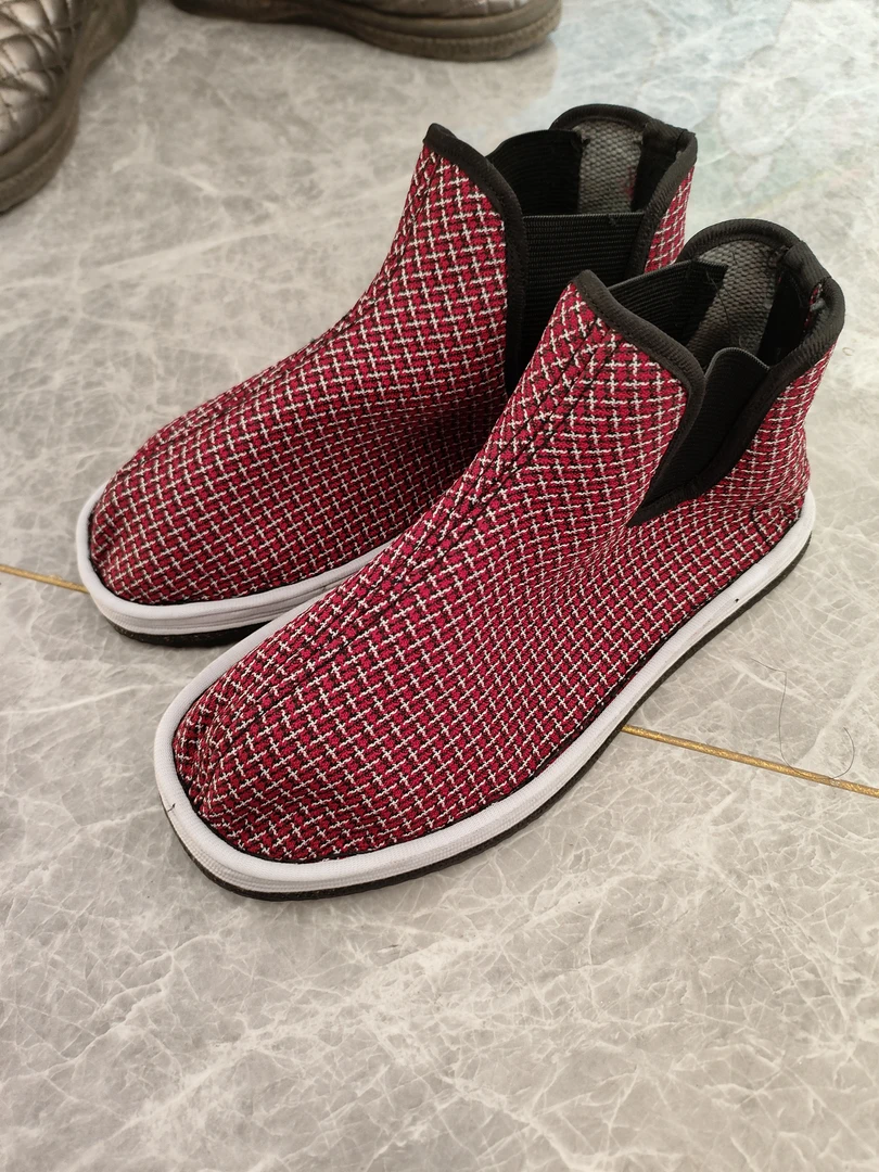 袜子鞋，小红格。劳保高帮