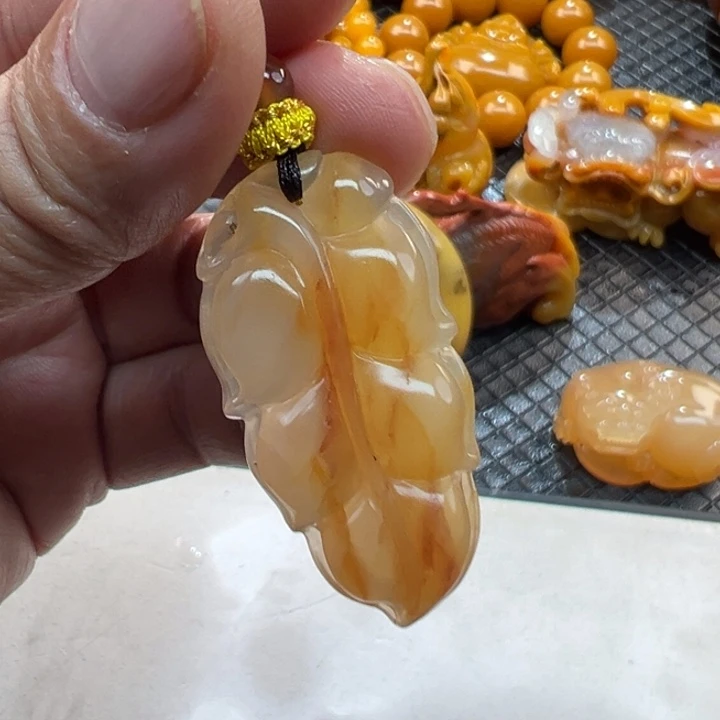 石英质玉（黄龙玉）颈饰未镶嵌