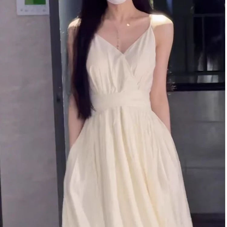 茶歇法式连衣裙子女夏季小个子甜美收腰显瘦海边度假无袖吊带长裙