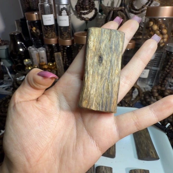꧁***꧂沉香沉香碎屑素牌老料海南张勺子穿好